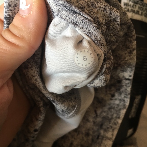 Lululemon Wunder Under crops size 6 NWOT - Picture 5 of 5